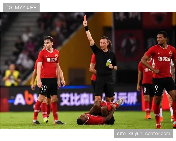 红牌停赛规则：直接红牌与两黄变一红的停赛场次有何不同？